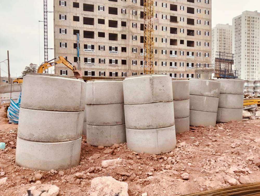 Anéis de concreto pré-moldados no canteiro