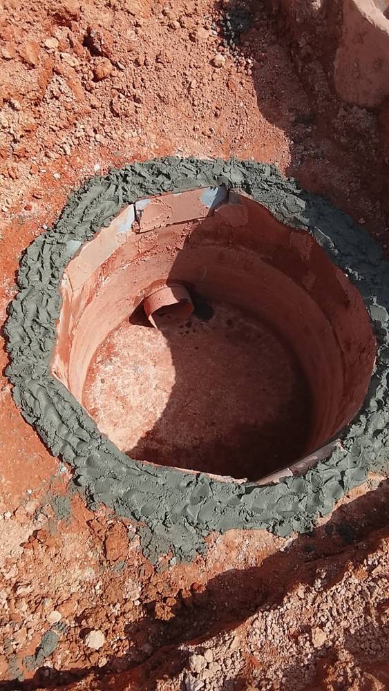 Poço de drenagem antes da limpeza